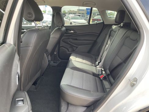 Used 2025 Chevrolet Trax LT w/ LT Convenience Package FWD image 10
