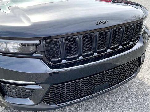 Used 2023 Jeep Grand Cherokee Limited w/ Black Appearance Package image 29