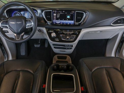 Used 2022 Chrysler Pacifica Touring-L FWD image 39