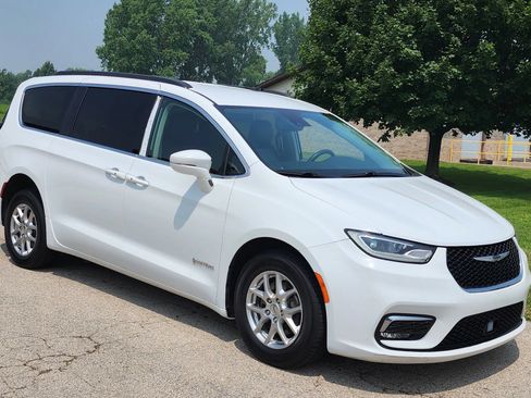 Used 2022 Chrysler Pacifica Touring-L FWD image 3