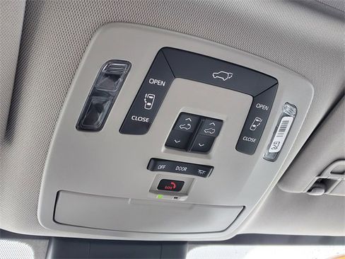 Used 2025 Toyota Sienna XLE image 35