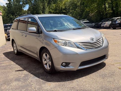 Used 2017 Toyota Sienna LE FWD image 9