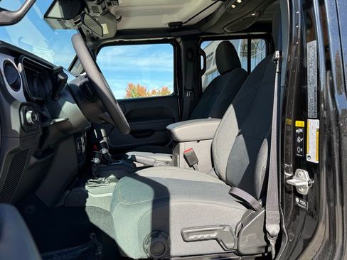 New 2025 Jeep Gladiator Sport image 2