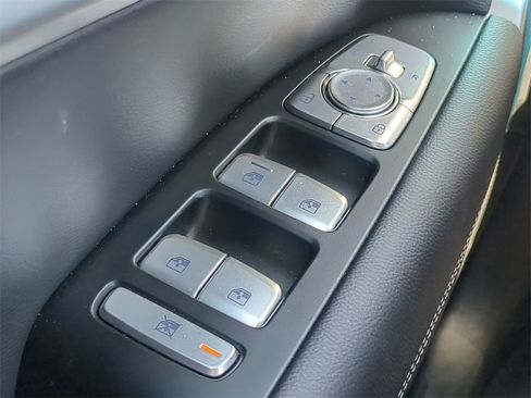 Used 2025 Genesis G70 2.5T image 22