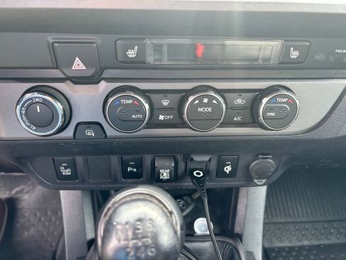 Used 2020 Toyota Tacoma TRD Off-Road w/ TRD Premium Off Road Package AWD/4WD image 17
