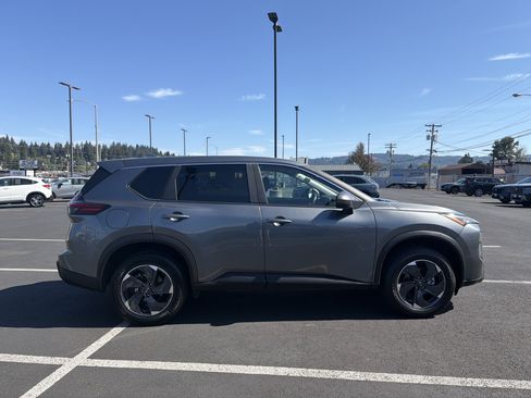 Used 2025 Nissan Rogue SV AWD/4WD image 2
