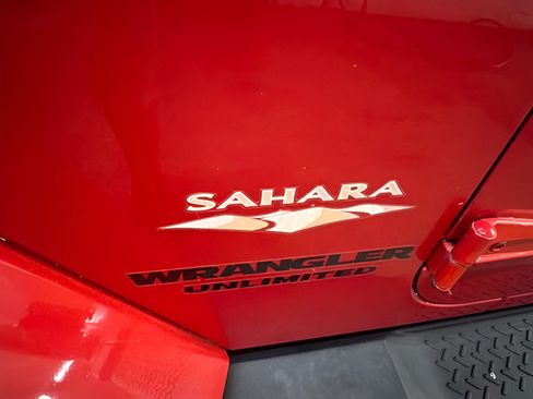 Used 2014 Jeep Wrangler Unlimited Sahara w/ Connectivity Group AWD/4WD image 9