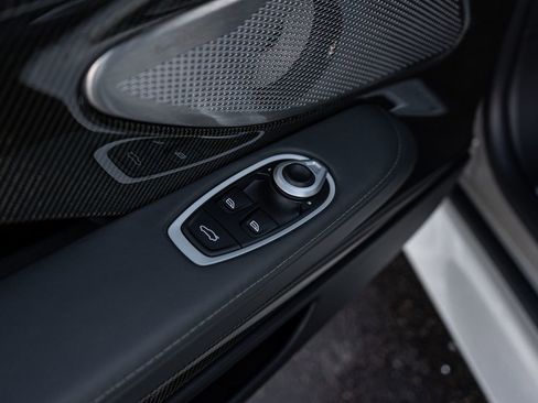 Used 2026 Aston Martin DB12 Coupe RWD image 25