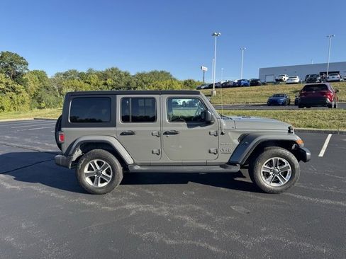 Used 2020 Jeep Wrangler Unlimited Sahara image 2