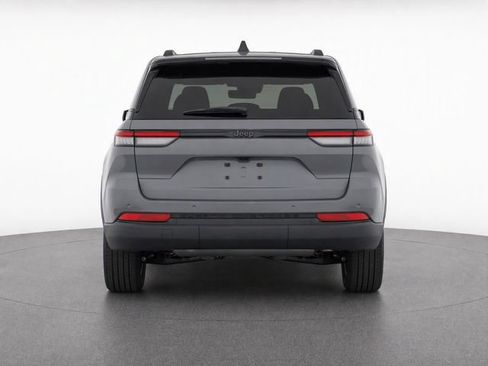 Used 2024 Jeep Grand Cherokee Altitude RWD image 3