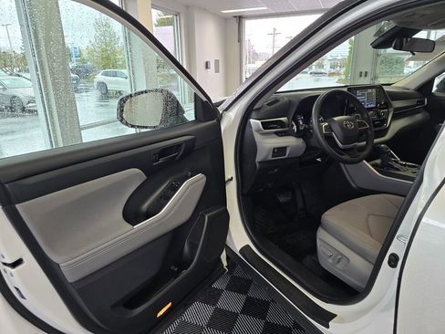 Used 2022 Toyota Highlander L image 19