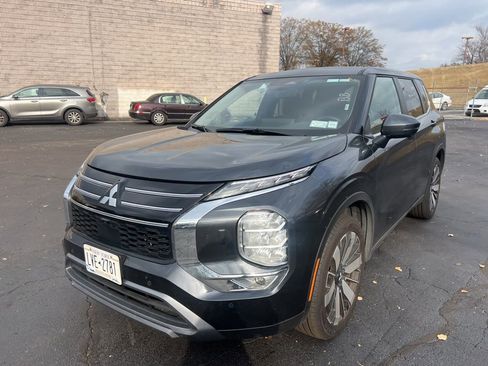 Used 2025 Mitsubishi Outlander SE image 1