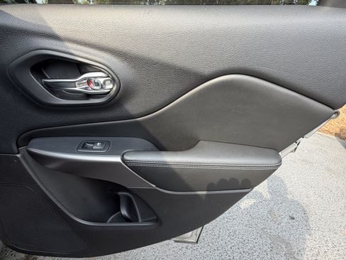 Used 2019 Jeep Cherokee Latitude Plus FWD image 38