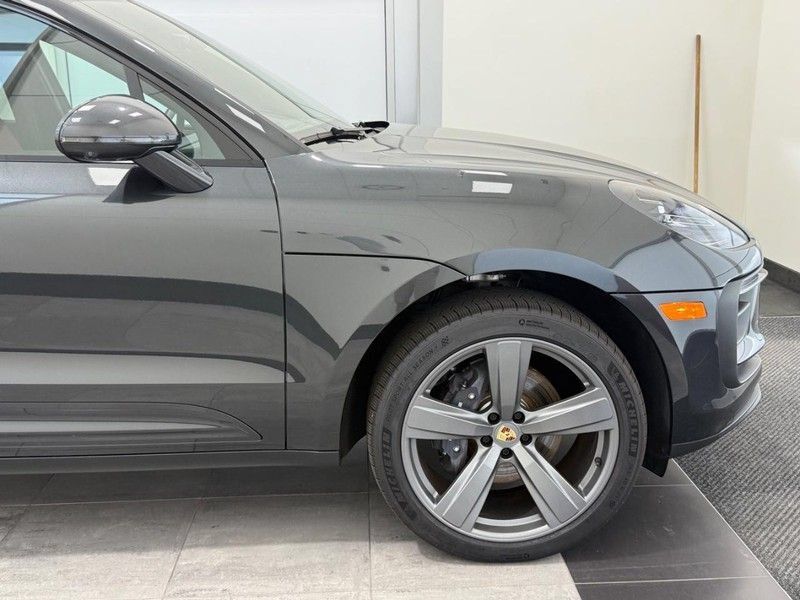Certified 2025 Porsche Macan AWD/4WD image 8