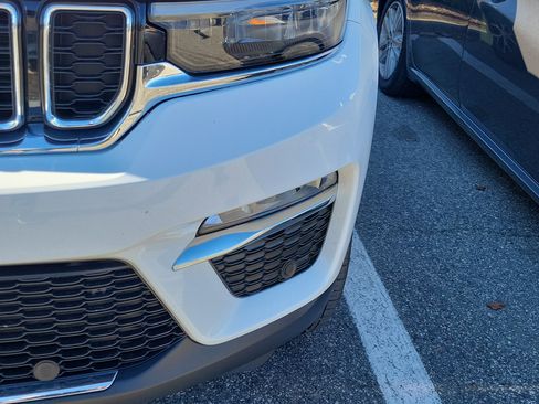 Used 2025 Jeep Grand Cherokee Limited w/ Luxury Tech Group II image 4