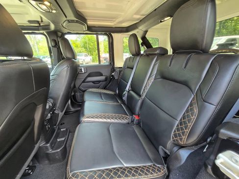 Used 2023 Jeep Wrangler Unlimited Sahara AWD/4WD image 15