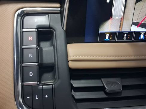 Used 2023 Chevrolet Suburban Premier AWD/4WD image 34