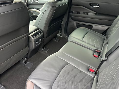 New 2025 Nissan Pathfinder Platinum w/ Black Appearance Package image 14