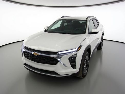 Used 2025 Chevrolet Trax LT w/ LT Convenience Package image 10