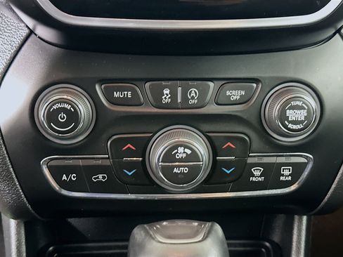 Used 2021 Jeep Cherokee Limited image 23