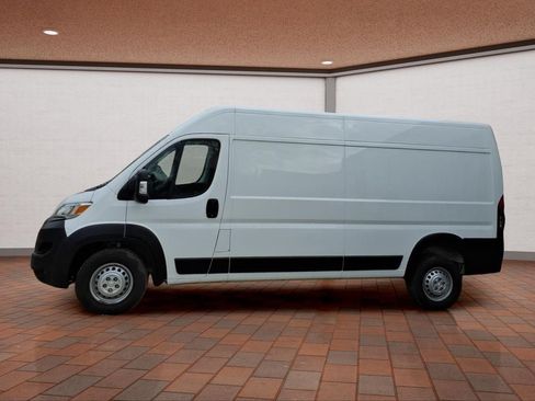 Used 2024 RAM ProMaster 2500 w/ Convenience Group FWD image 4