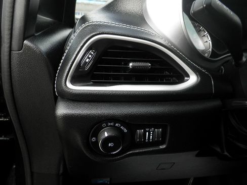 Used 2022 Chrysler Pacifica Touring image 16