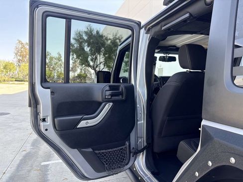 Used 2016 Jeep Wrangler Unlimited Rubicon AWD/4WD image 11
