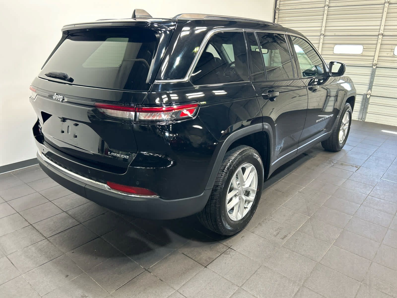 Used 2023 Jeep Grand Cherokee Laredo AWD/4WD image 3