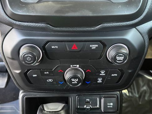 Used 2018 Jeep Renegade Limited image 26