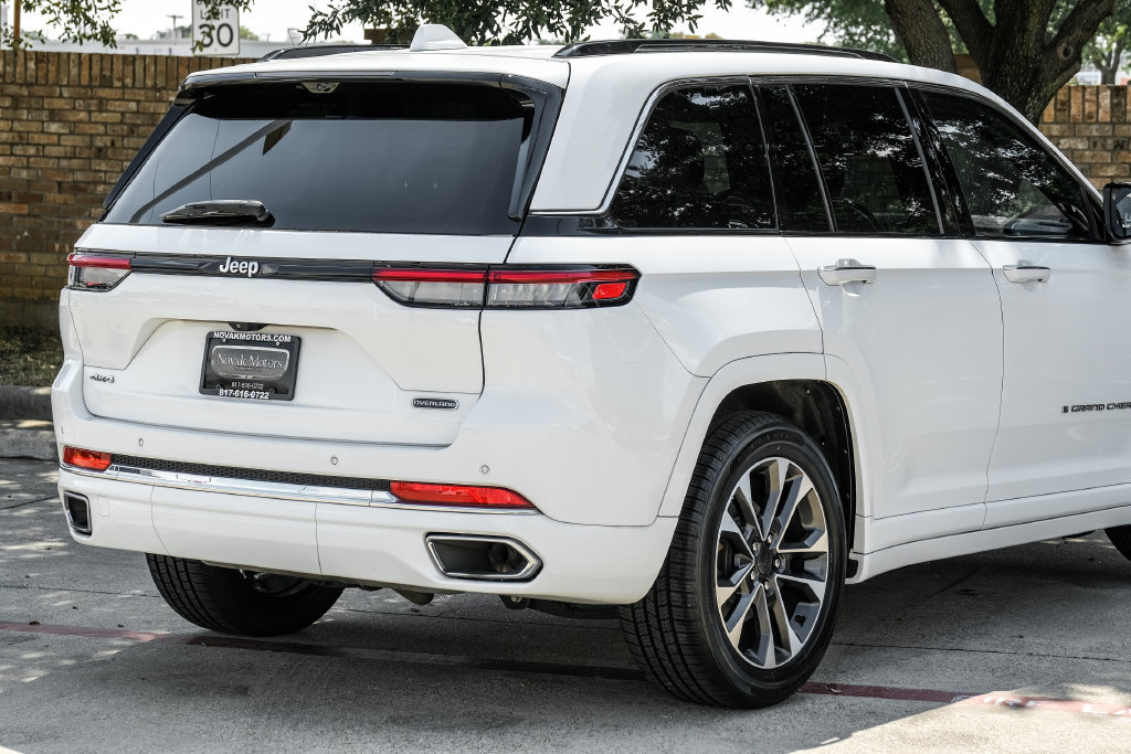 Used 2022 Jeep Grand Cherokee Overland w/ Luxury Tech Group IV AWD/4WD image 17