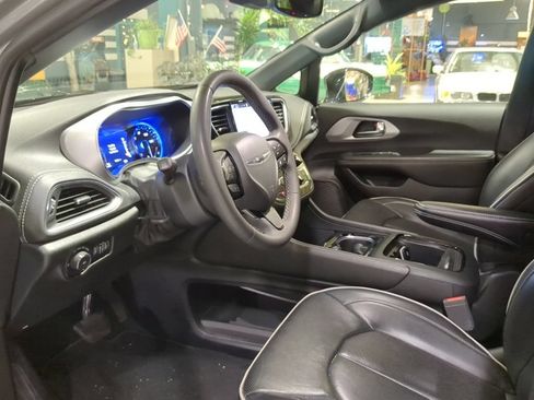 Used 2025 Chrysler Pacifica Limited FWD image 17