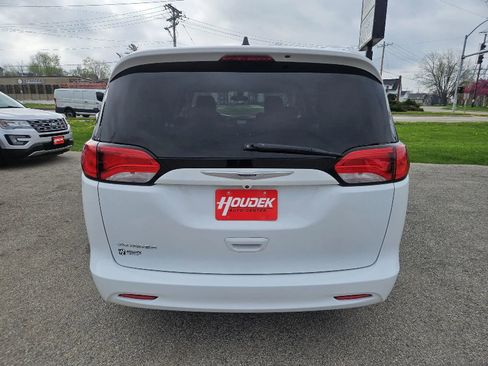Used 2022 Chrysler Voyager LX image 7