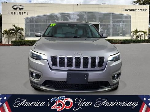 Used 2019 Jeep Cherokee Limited w/ Luxury Group AWD/4WD image 2