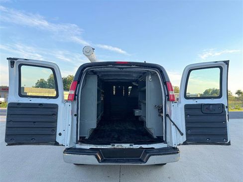 Used 2018 Chevrolet Express 2500 w/ Driver Convenience Package RWD image 5