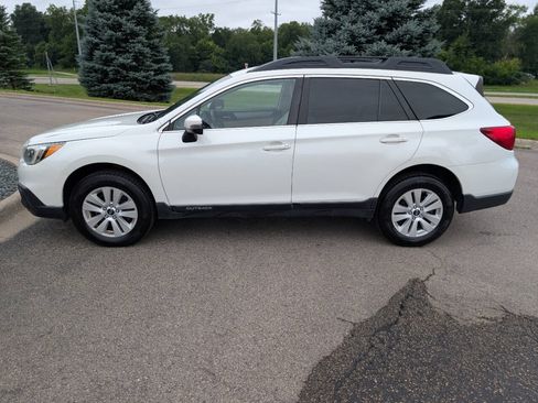 Used 2017 Subaru Outback 2.5i Premium AWD/4WD image 6