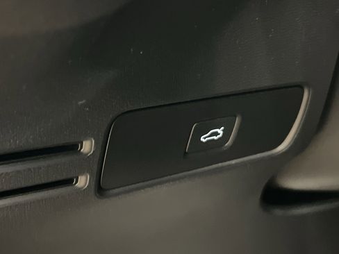 Used 2024 Volvo XC40 B5 Core w/ Climate Package image 28