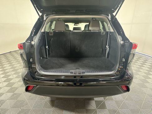 Used 2021 Toyota Highlander L FWD image 31