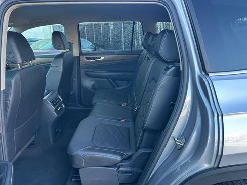 Used 2025 Volkswagen Atlas SE image 25