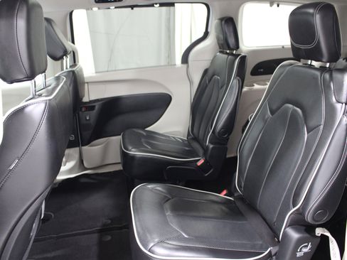 Used 2023 Chrysler Pacifica Limited FWD image 21