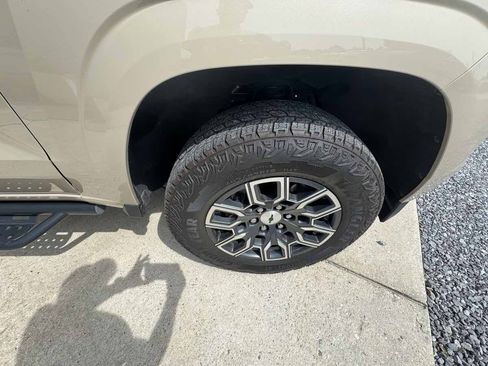 Used 2023 Chevrolet Colorado Z71 AWD/4WD image 34