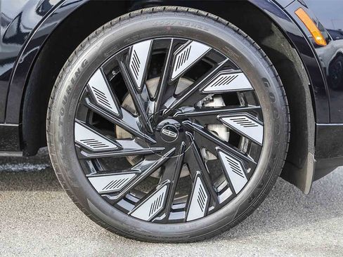 Certified 2024 Lincoln Nautilus Reserve w/ Equipment Group 202A image 13