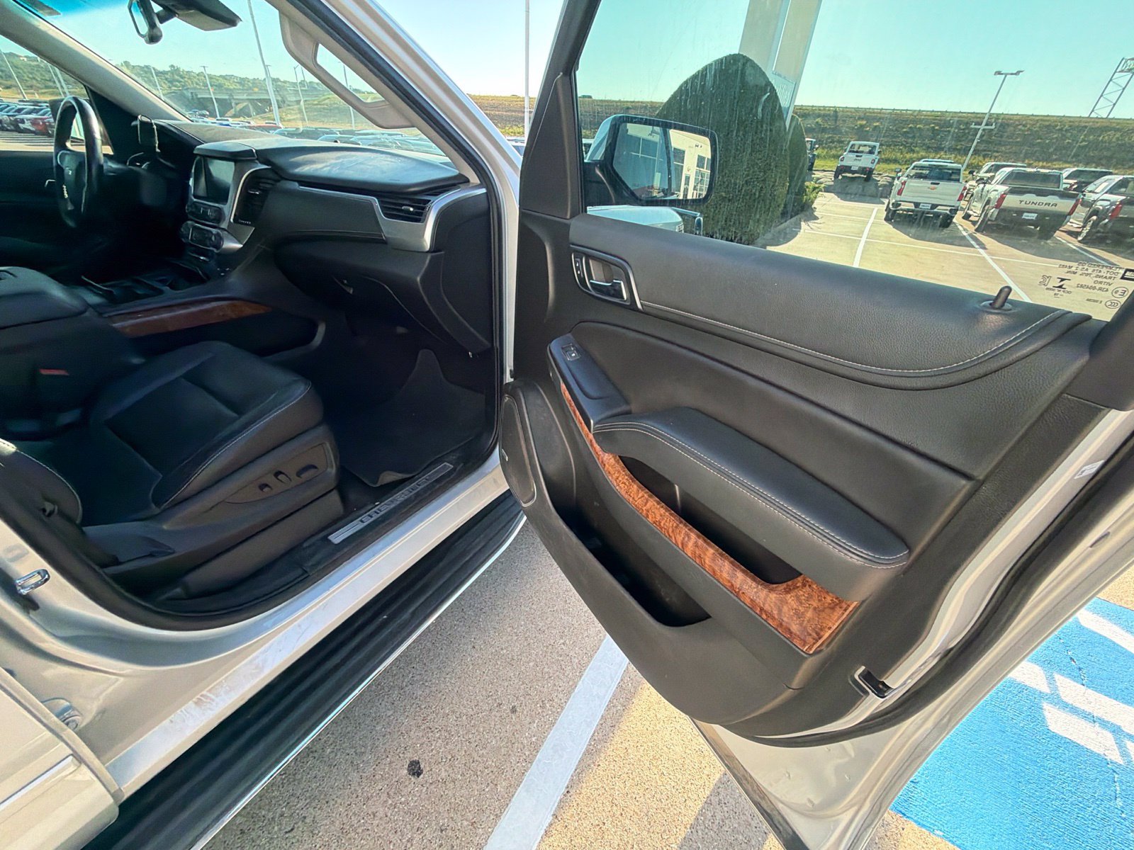 Used 2018 Chevrolet Suburban Premier AWD/4WD image 30