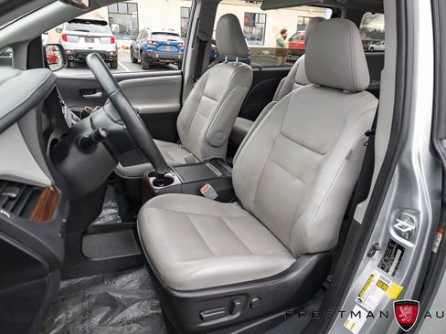 Used 2020 Toyota Sienna Limited image 23