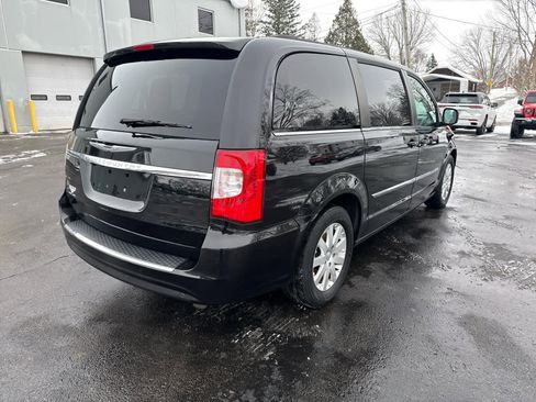 Used 2015 Chrysler Town & Country Touring image 3