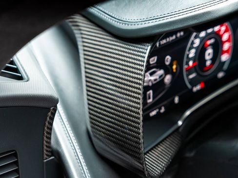 Used 2018 Audi R8 V10 w/ Premium Package image 4