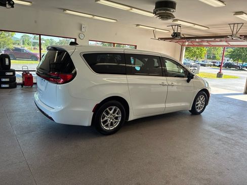 Used 2025 Chrysler Pacifica Select FWD image 34