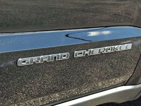 Used 2020 Jeep Grand Cherokee Laredo AWD/4WD image 32