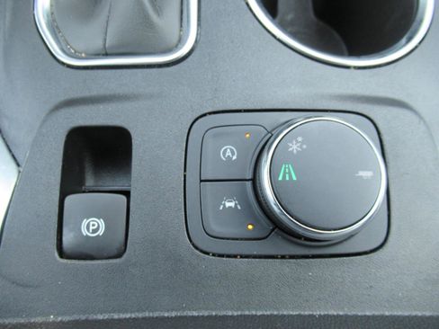 Used 2023 Chevrolet Traverse LT FWD image 24