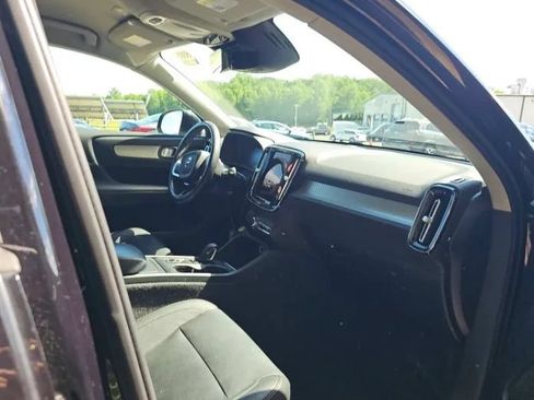 Used 2021 Volvo XC40 T4 Momentum FWD image 7