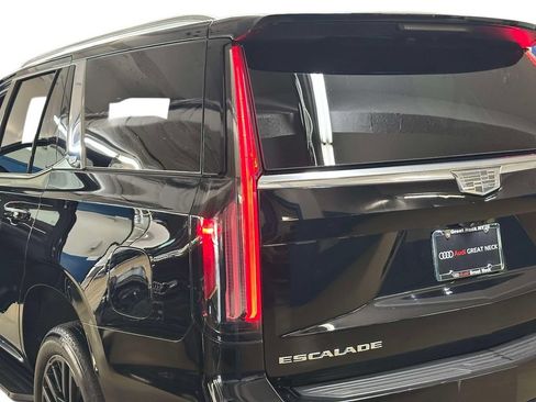 Used 2024 Cadillac Escalade Premium Luxury AWD/4WD image 14